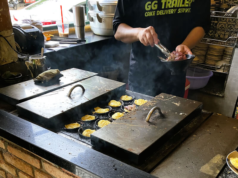 ニャチャン名物、米粉で作った卵付きバインカンが美味かった