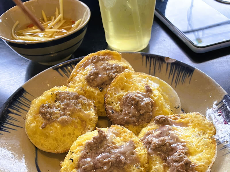ニャチャン名物、米粉で作った卵付きバインカンが美味かった